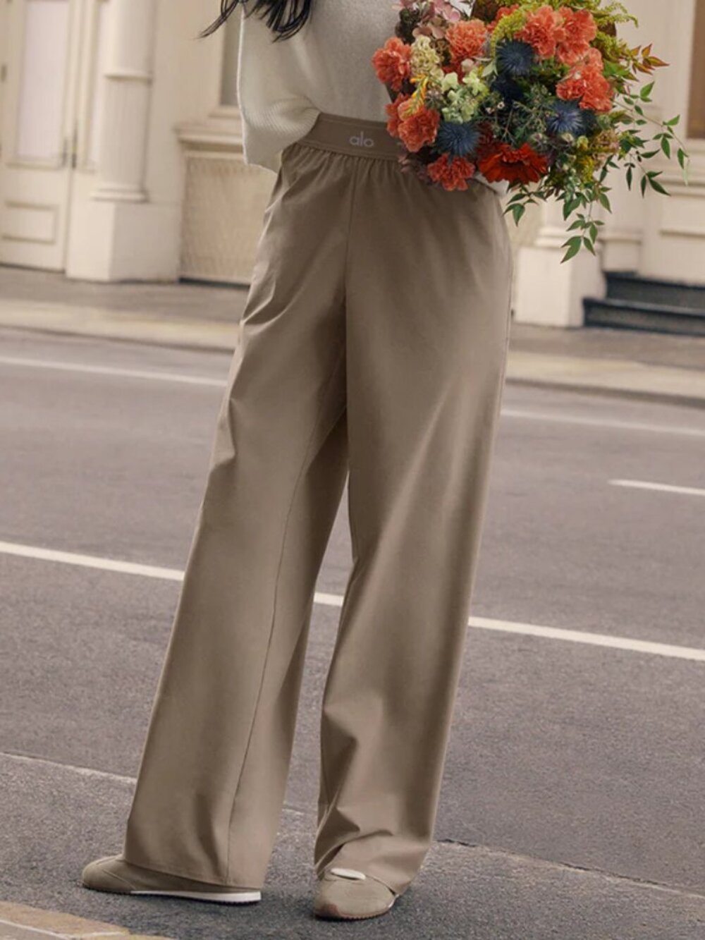 NWT Alo Yoga(Regular)Suit Up Trouser 💓 Gravel Wide Leg Pants👖 - Picture 8 of 8